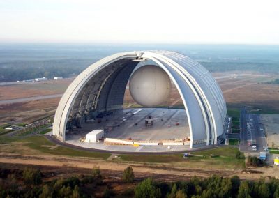 geöffnete Cargo Lifter Halle von aussen mit Blick nach innen